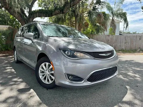 2017 Chrysler Pacifica Touring L Minivan 4D