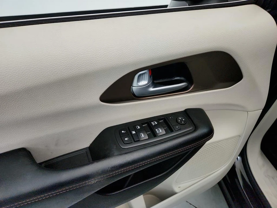 2017 Chrysler - Image 19 of 21