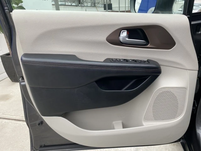 2017 Chrysler - Image 28 of 31