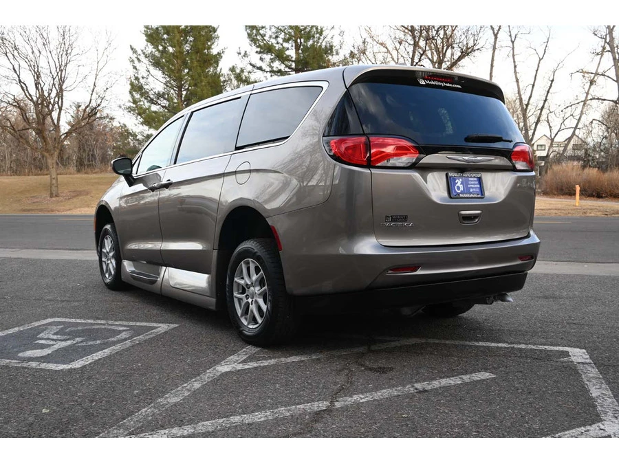 2017 Chrysler - Image 8 of 12