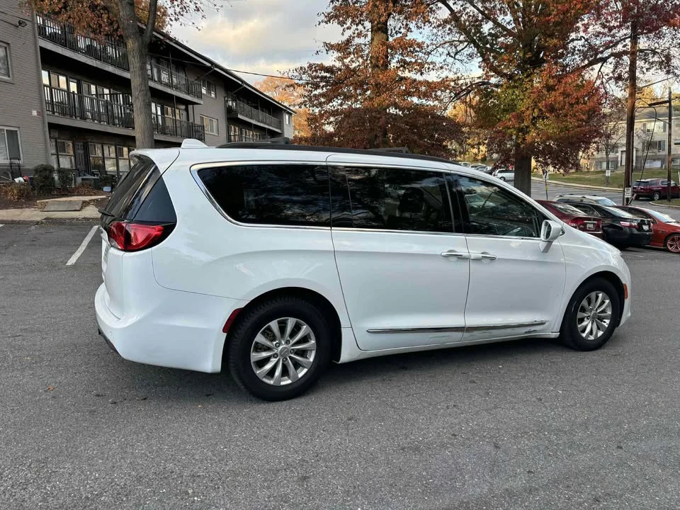 2017 Chrysler - Image 6 of 10