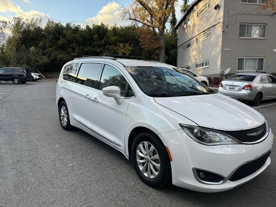 2017 Chrysler - Image 4 of 10