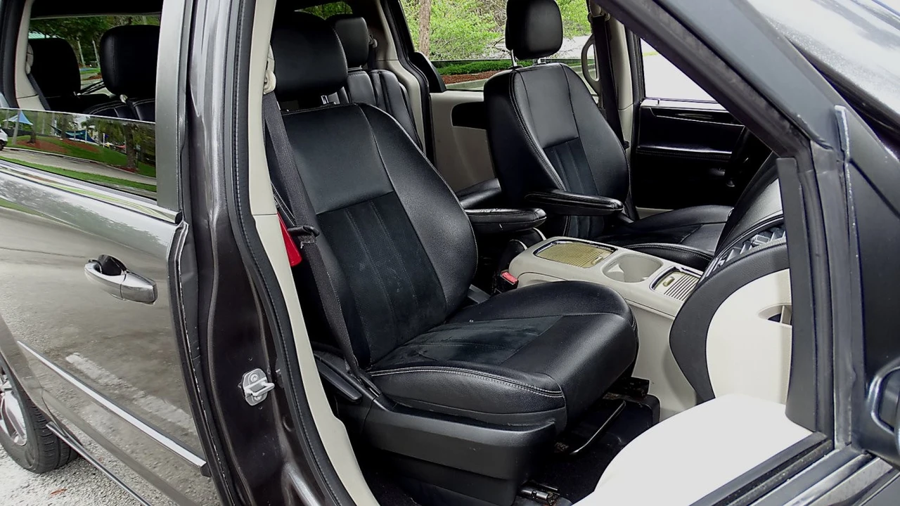 2017 Dodge Caravan - Image 16 of 21