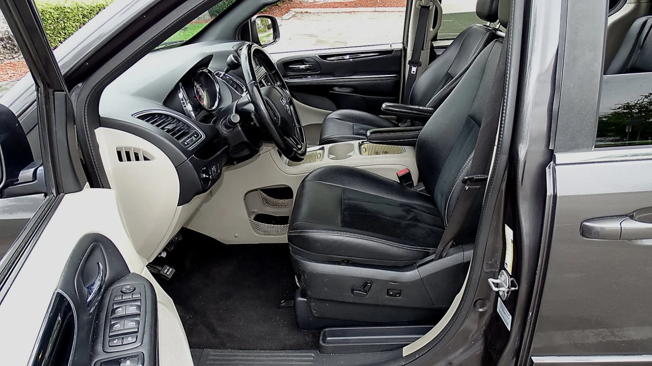 2017 Dodge Caravan - Image 11 of 21