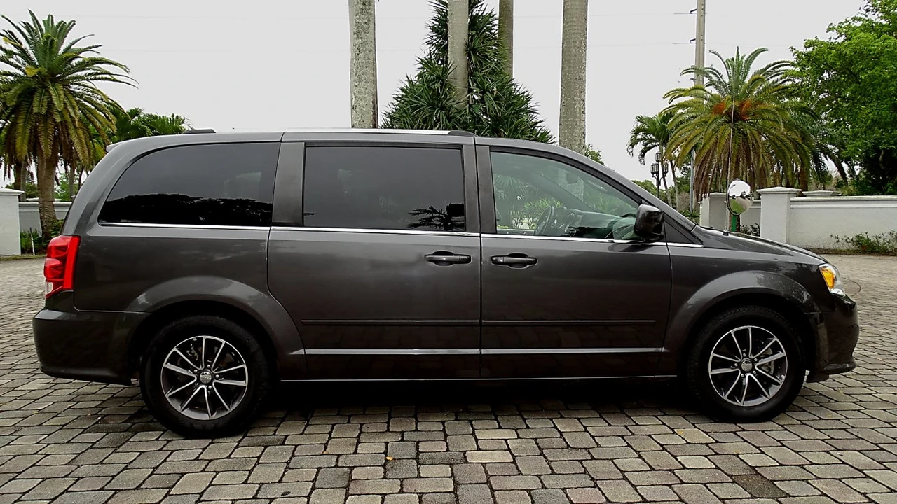 2017 Dodge Caravan - Image 3 of 21