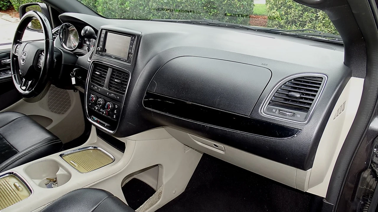 2017 Dodge Caravan - Image 15 of 21