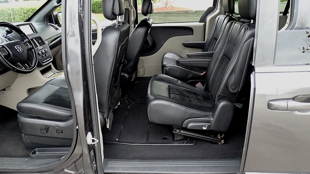 2017 Dodge Caravan - Image 13 of 21