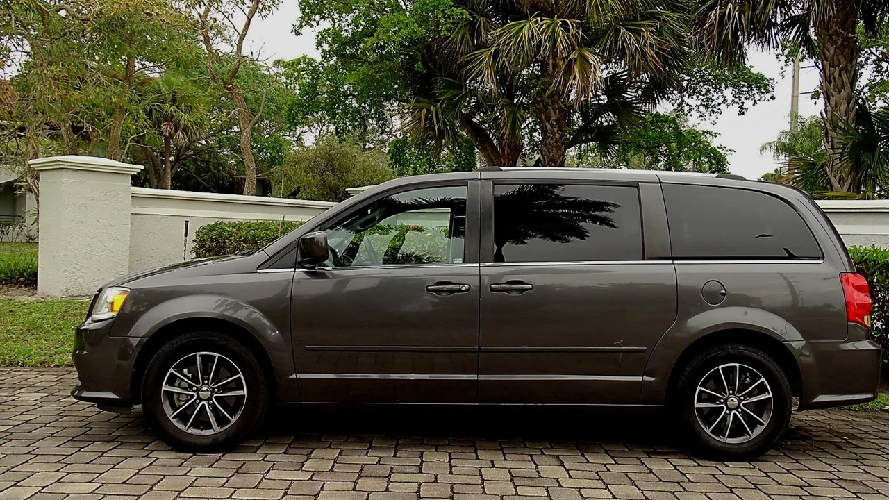 2017 Dodge Caravan - Image 2 of 21