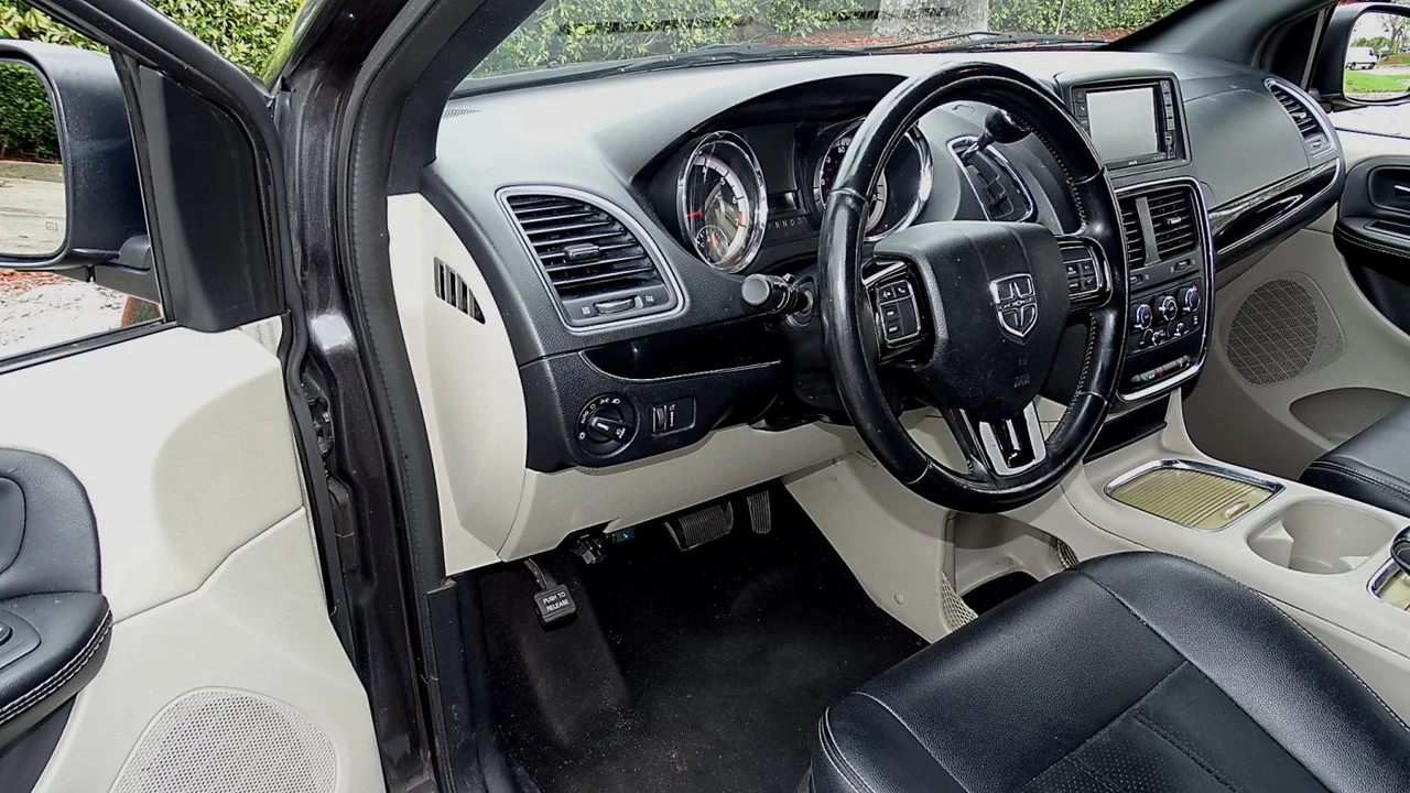2017 Dodge Caravan - Image 12 of 21