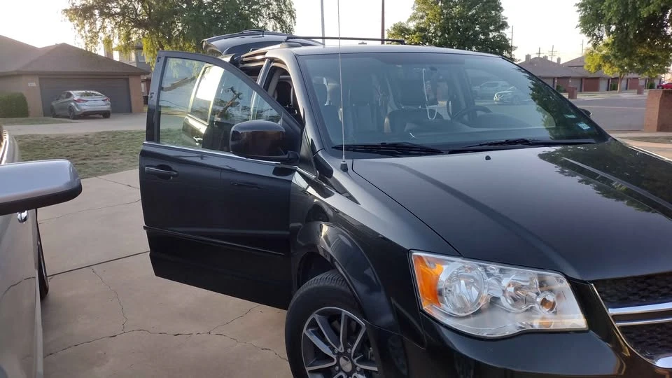 2017 Dodge Caravan - Image 9 of 12