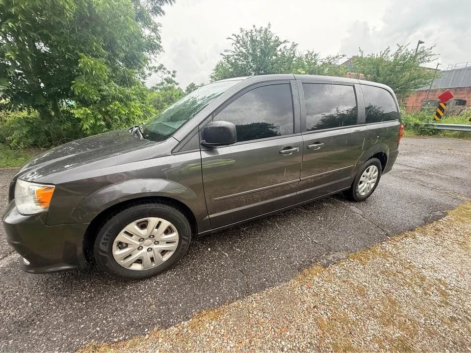 2017 Dodge Caravan - Image 2 of 12