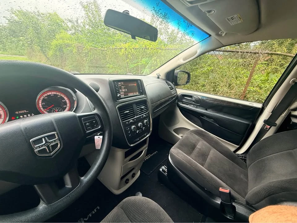 2017 Dodge Caravan - Image 9 of 12