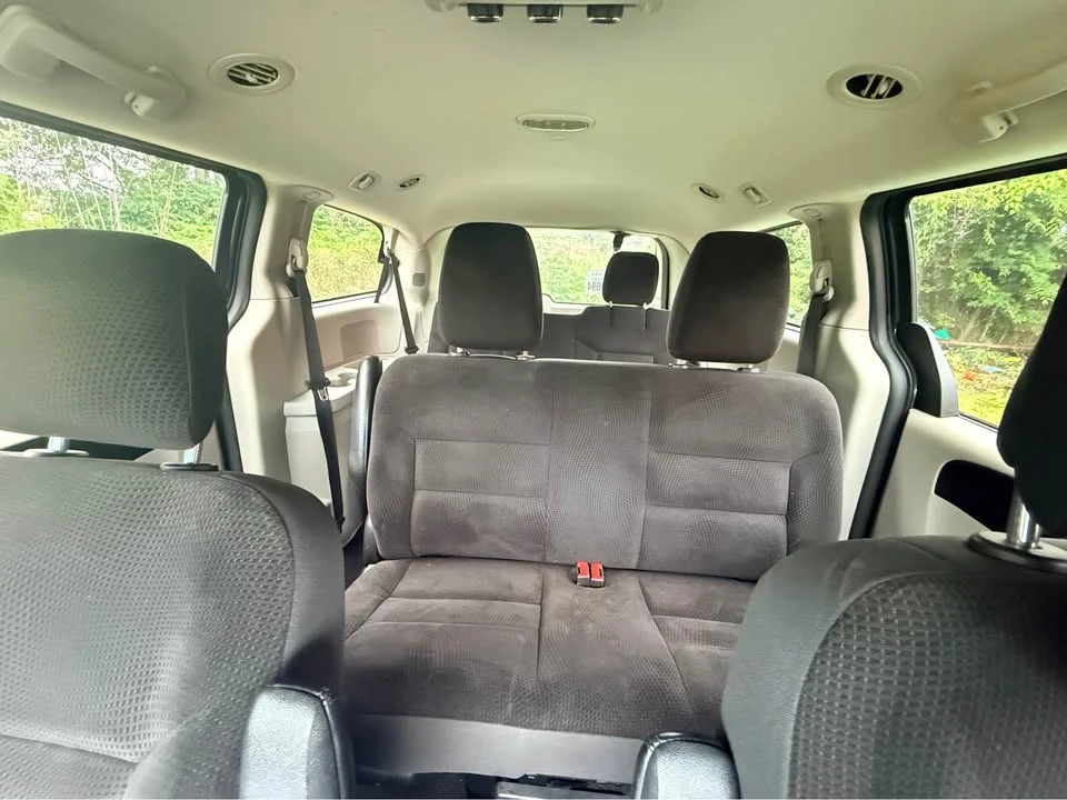 2017 Dodge Caravan - Image 8 of 12