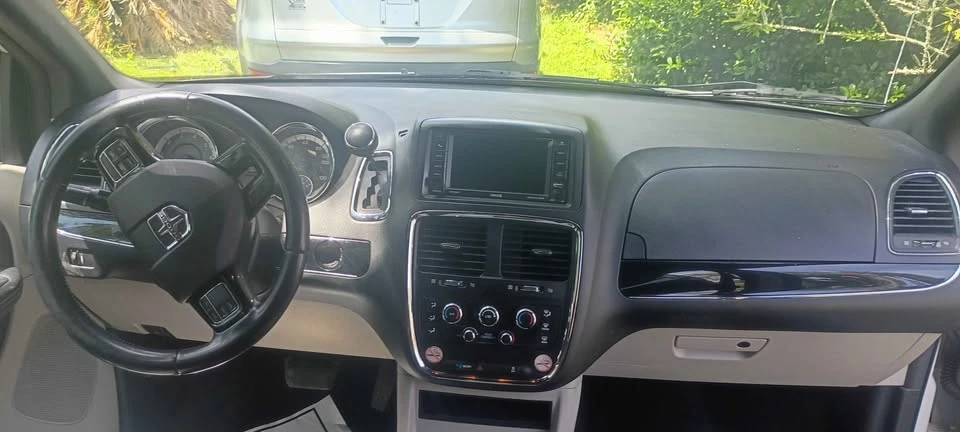 2017 Dodge Caravan - Image 10 of 11