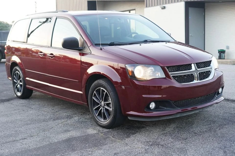 2017 Dodge Caravan - Image 2 of 15
