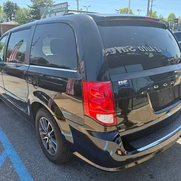 2017 Dodge Caravan SXT Minivan 4D