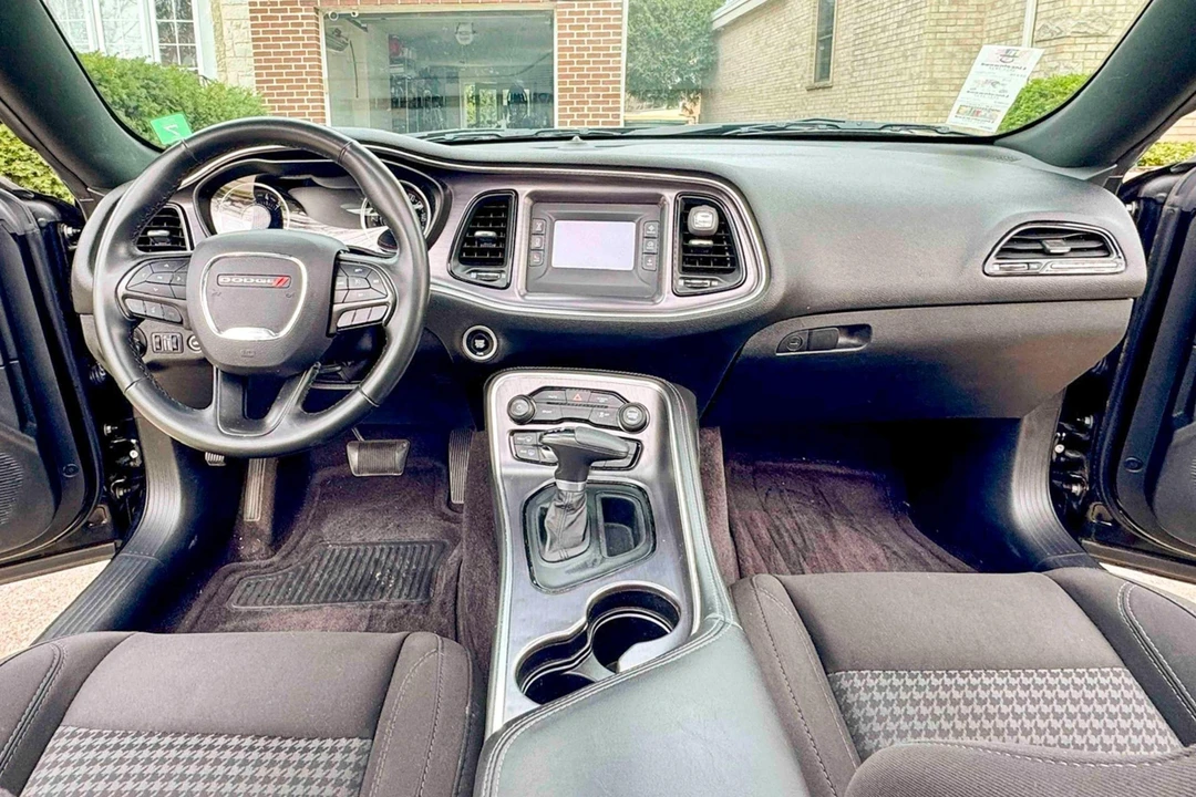 2017 Dodge Challenger 3rd Gen - Image 28 of 31