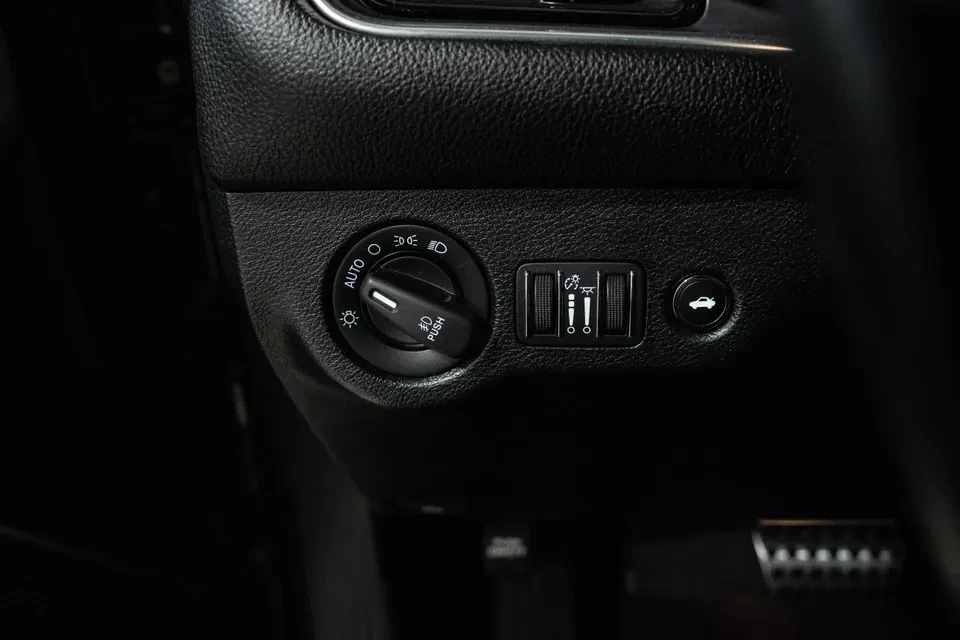 2017 Dodge Challenger 3rd Gen - Image 9 of 18