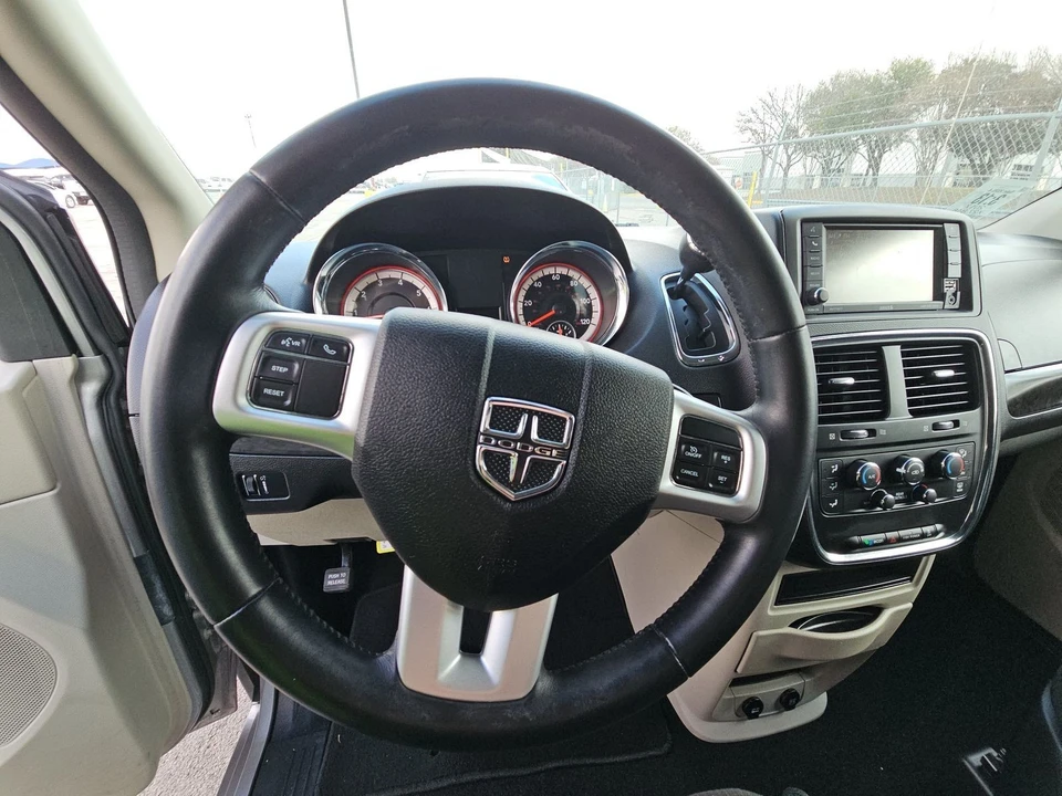 2017 Dodge Caravan - Image 8 of 9