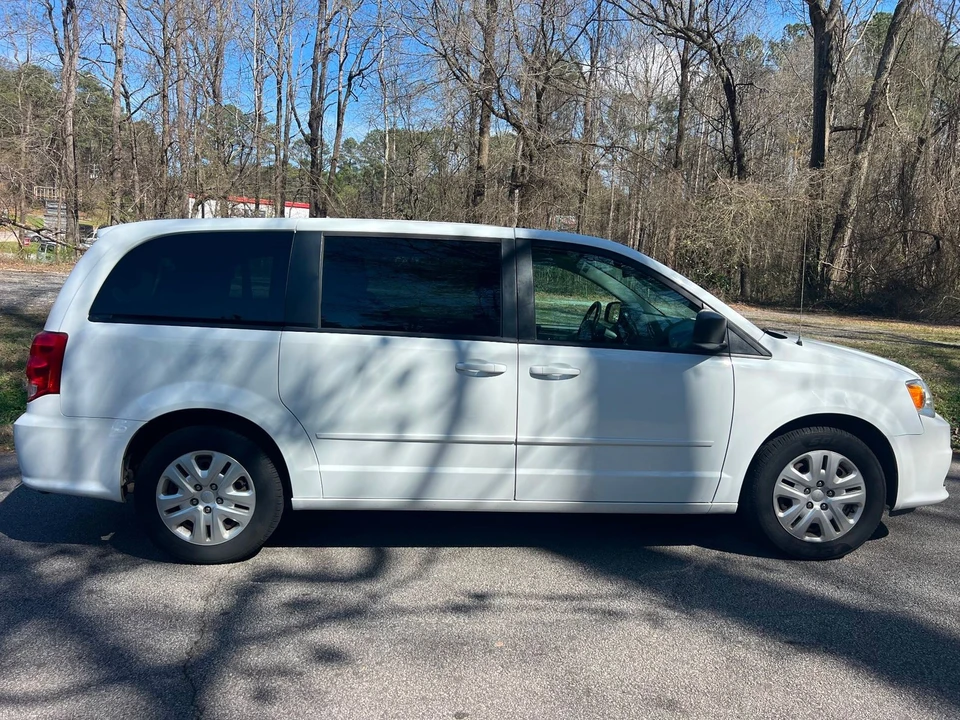 2017 Dodge Caravan - Image 4 of 12