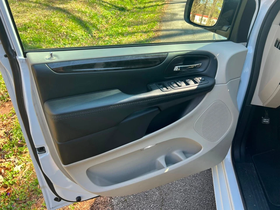 2017 Dodge Caravan - Image 12 of 12