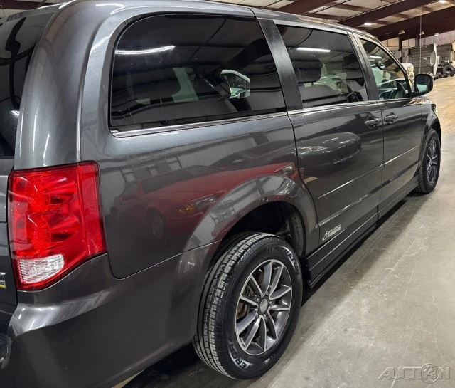 2017 Dodge Caravan - Image 6 of 21