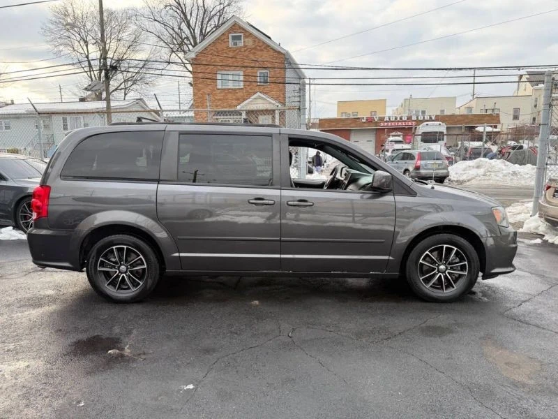 2017 Dodge Caravan - Image 7 of 12
