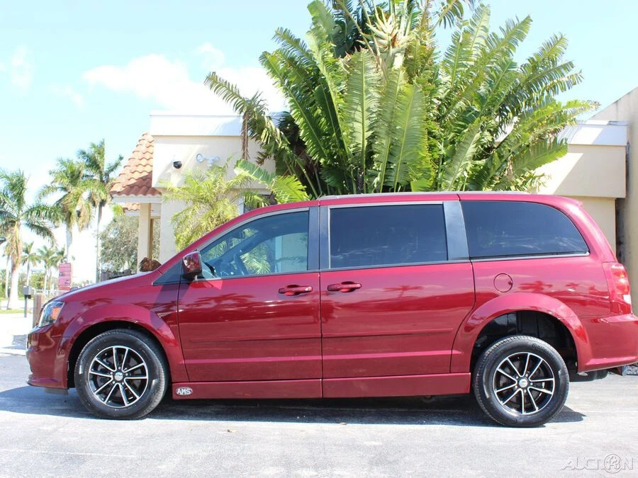 2017 Dodge Caravan - Image 7 of 12
