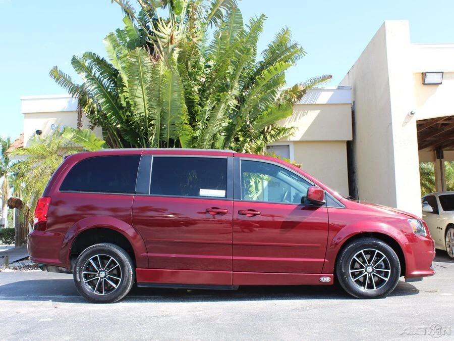 2017 Dodge Caravan - Image 4 of 12