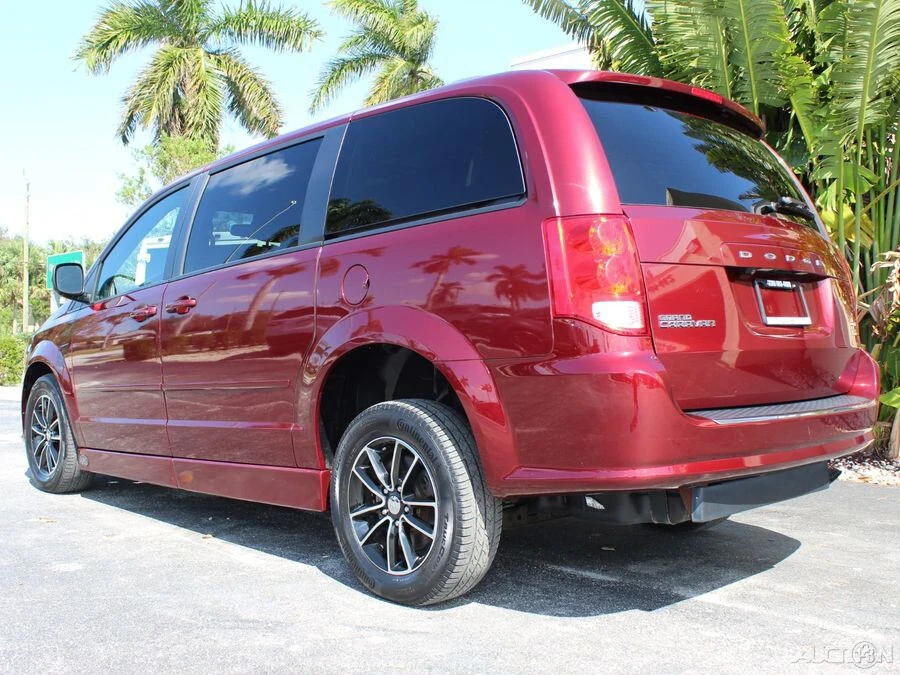 2017 Dodge Caravan - Image 8 of 12