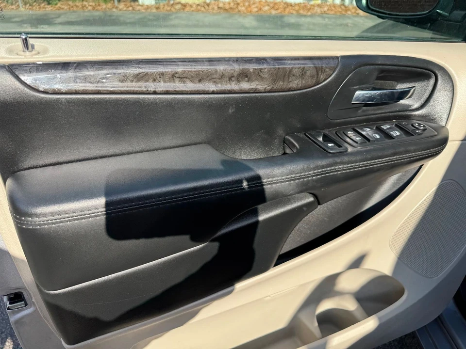 2017 Dodge Caravan - Image 11 of 12