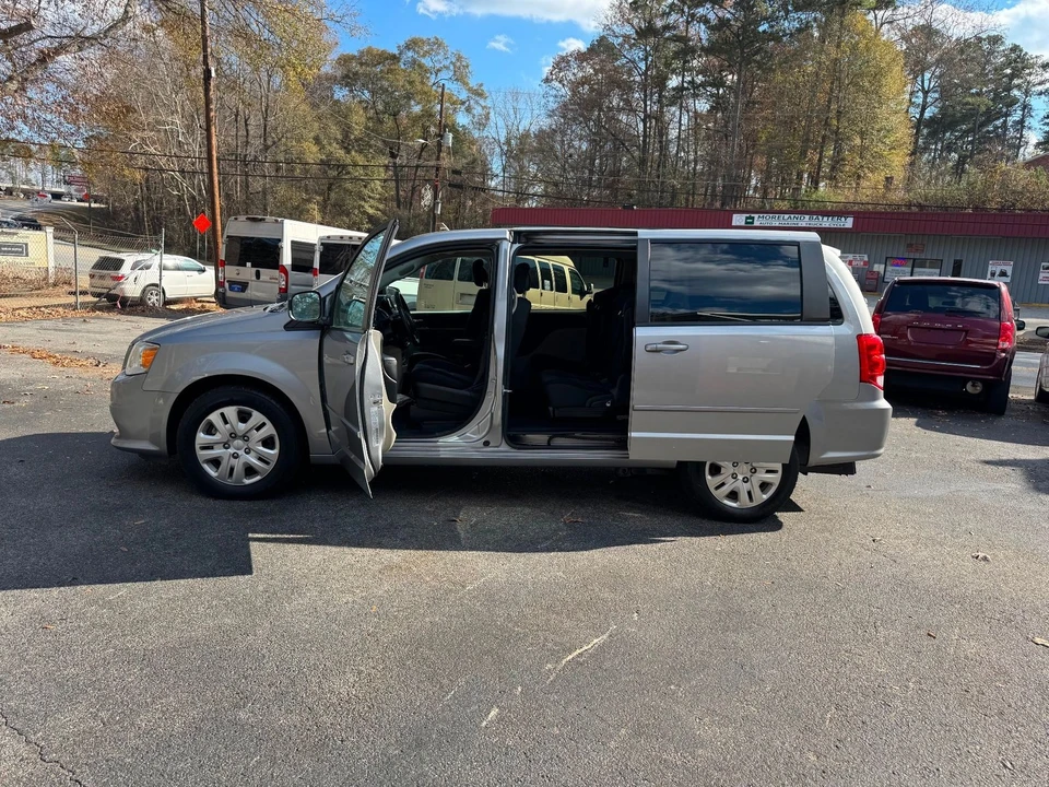 2017 Dodge Caravan - Image 8 of 12