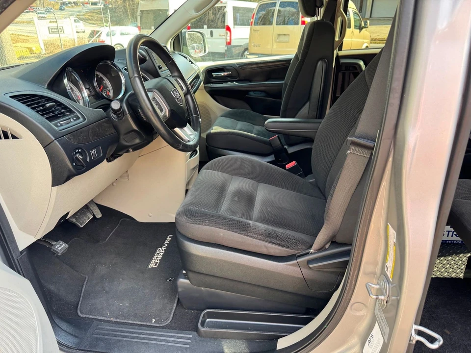 2017 Dodge Caravan - Image 12 of 12