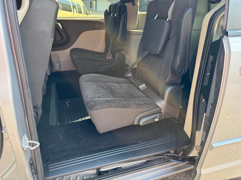 2017 Dodge Caravan - Image 9 of 12