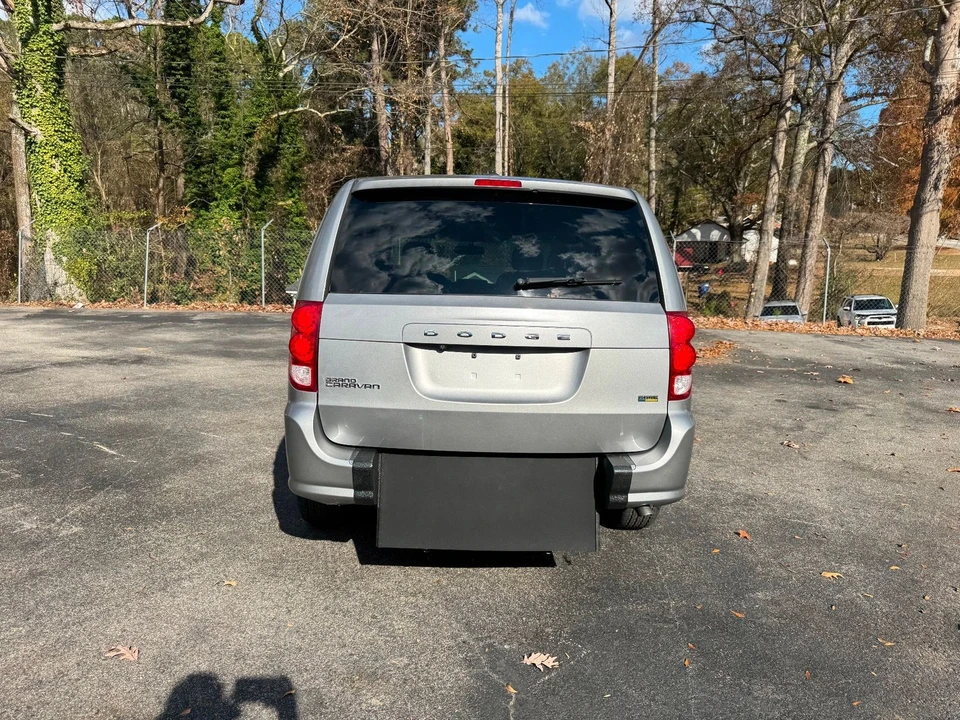 2017 Dodge Caravan - Image 4 of 12