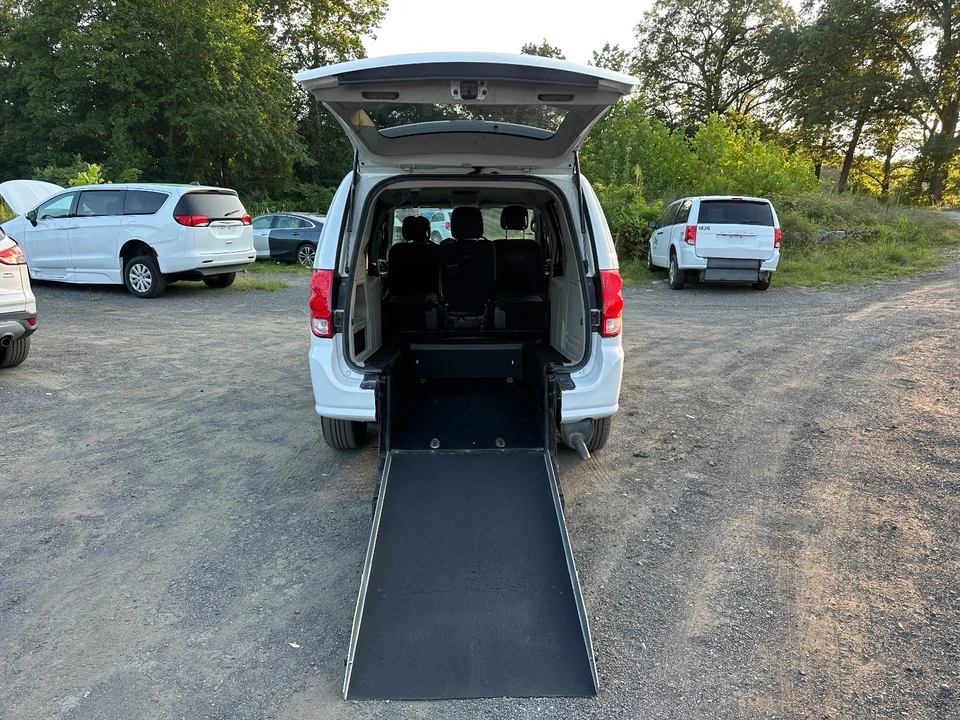 2017 Dodge Caravan - Image 15 of 19