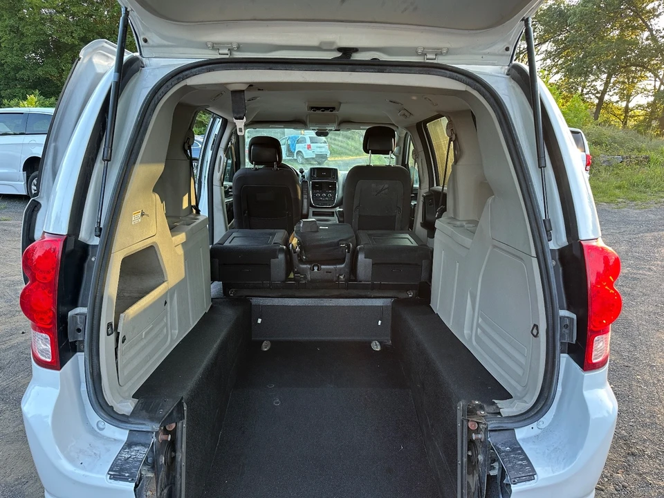 2017 Dodge Caravan - Image 16 of 19