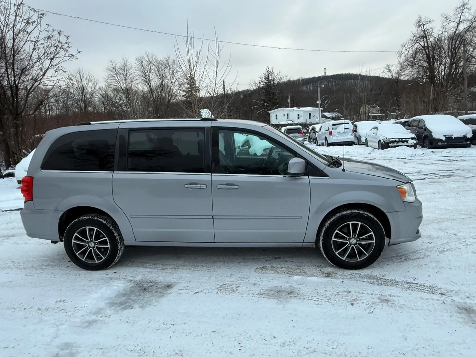 2017 Dodge Caravan - Image 8 of 21