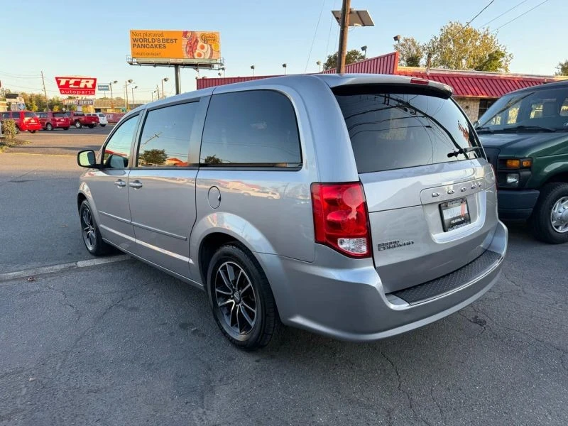 2017 Dodge Caravan - Image 6 of 12