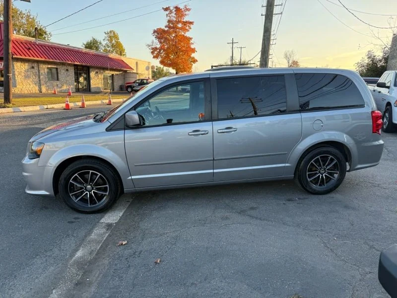 2017 Dodge Caravan - Image 5 of 12