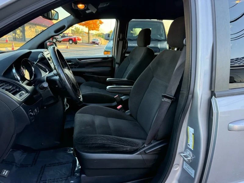 2017 Dodge Caravan - Image 9 of 12