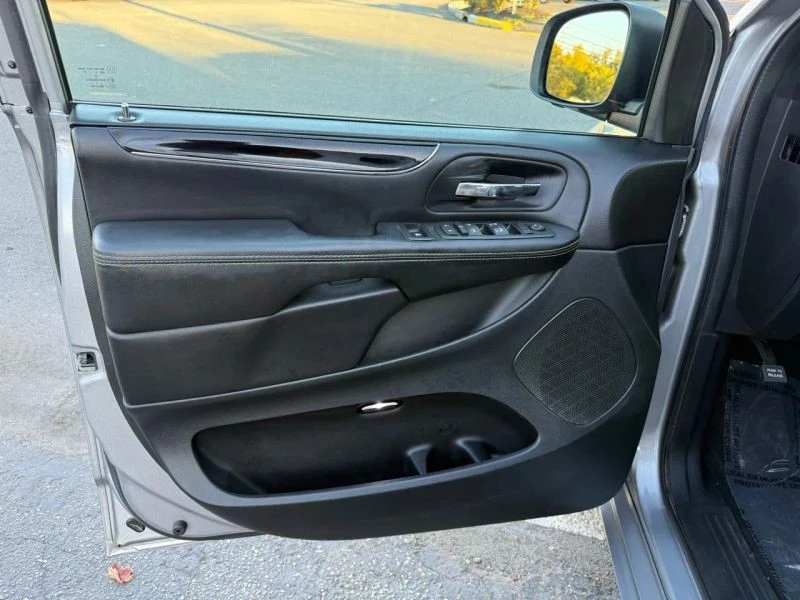 2017 Dodge Caravan - Image 11 of 12