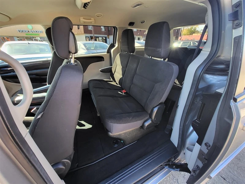 2017 Dodge Caravan - Image 11 of 17