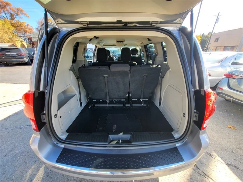 2017 Dodge Caravan - Image 12 of 17