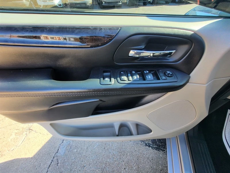 2017 Dodge Caravan - Image 8 of 17