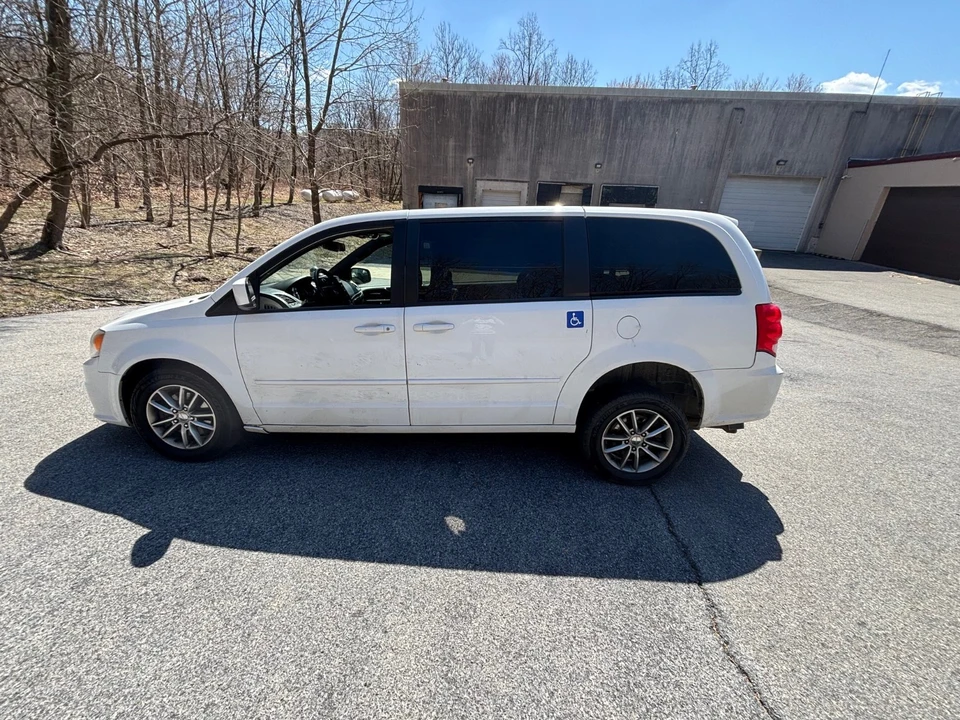 2017 Dodge Caravan - Image 4 of 9