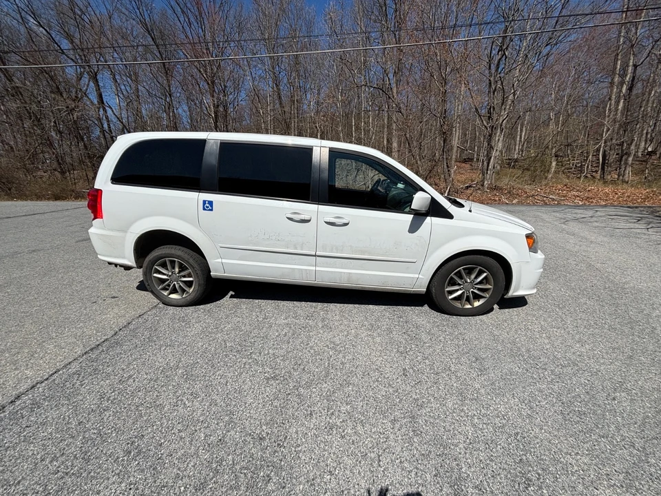 2017 Dodge Caravan - Image 2 of 9