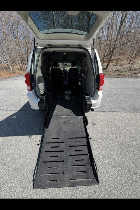2017 Dodge Caravan - Image 5 of 9
