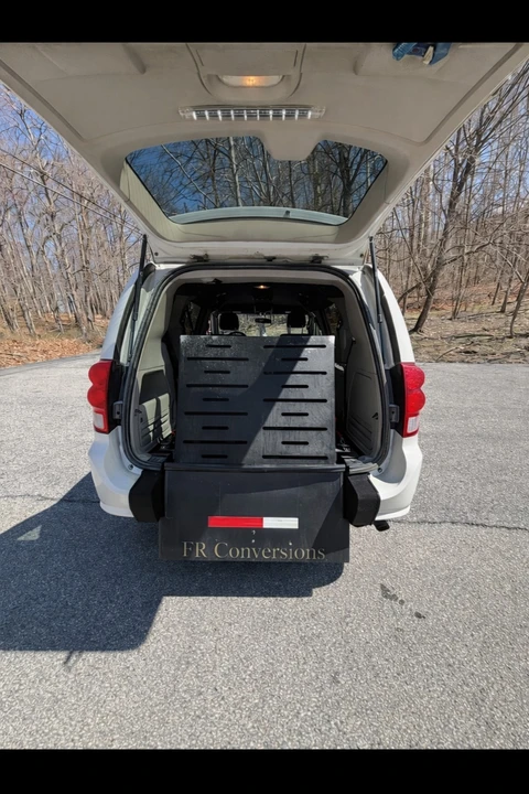 2017 Dodge Caravan - Image 6 of 9