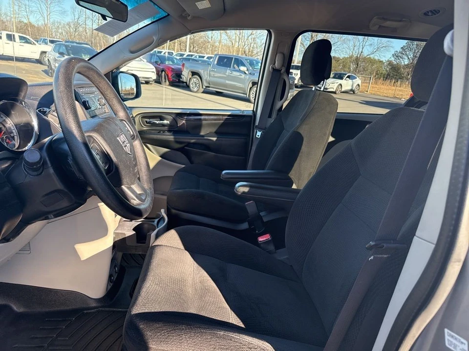 2017 Dodge Caravan - Image 9 of 12